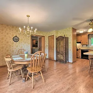 Cozy Retreat With Yard About 5 Mi To Dtwn Holiday home