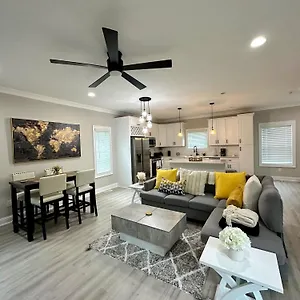 New Charming 3bd Townhome With Wifi - 9 Min To Uptown Holiday home